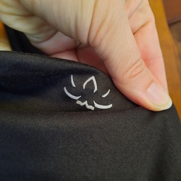 NWOT Beyong Yoga Infinity Scarf with Hidden Zipper Cellphone Pocket black OS - Picture 6 of 11